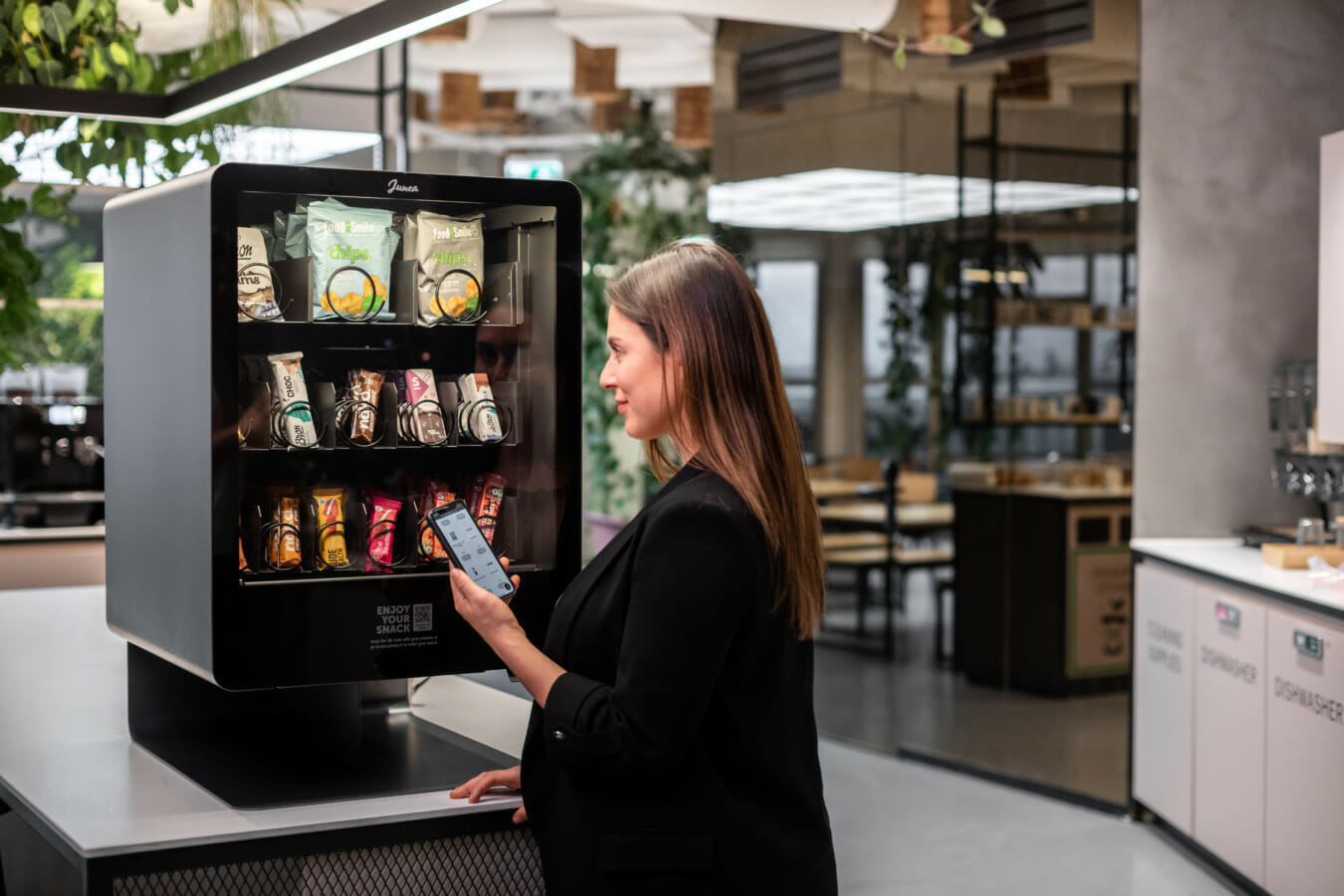 Junea snacks snackautomaat - vrouw die snacks besteld